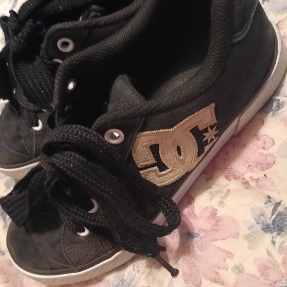 Womens Dc Shoes ( Size 6) - Picture 2 of 7